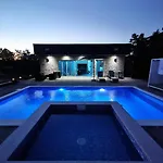 Luxia Private Estate Sauna & Pool X Jacuzzi With Fireplace Outdoor Lounge *