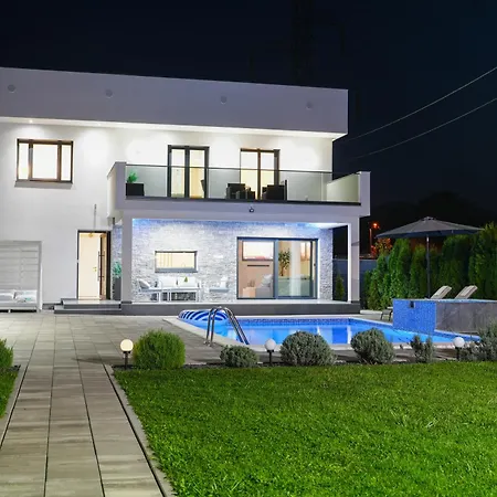 Villa Luxia Private Estate Sauna & Outdoor Lounge With Fireplace Bihac