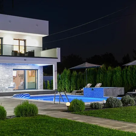 Luxia Private Estate Sauna & Pool X Jacuzzi With Fireplace Outdoor Lounge * Bihać