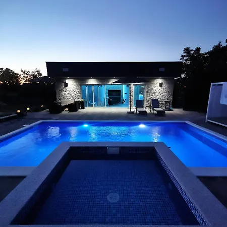 Luxia Private Estate Sauna & Pool X Jacuzzi With Fireplace Outdoor Lounge *