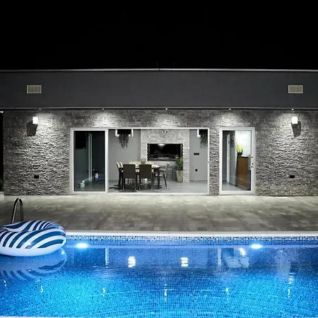 Luxia Private Estate Sauna & Pool X Jacuzzi With Fireplace Outdoor Lounge