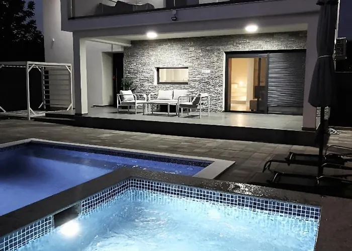 Luxia Private Estate Sauna & Pool X Jacuzzi With Fireplace Outdoor Lounge 别墅 Bihać