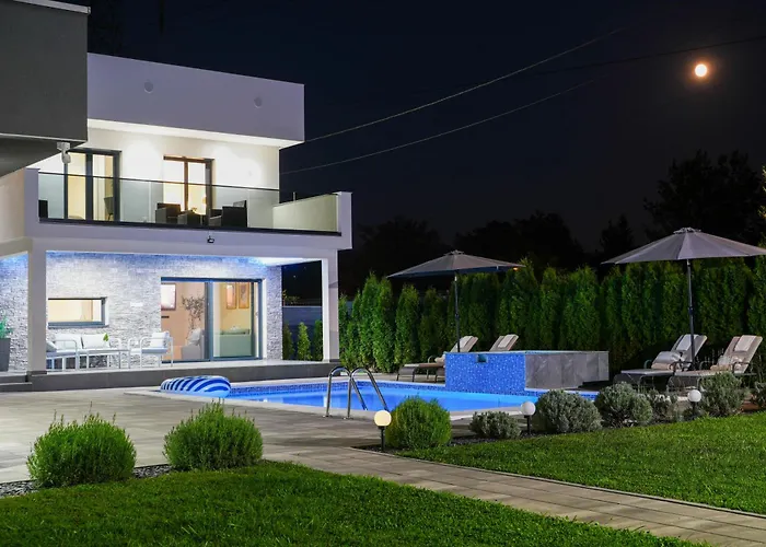 Luxia Private Estate Sauna & Pool X Jacuzzi With Fireplace Outdoor Lounge * Bihać