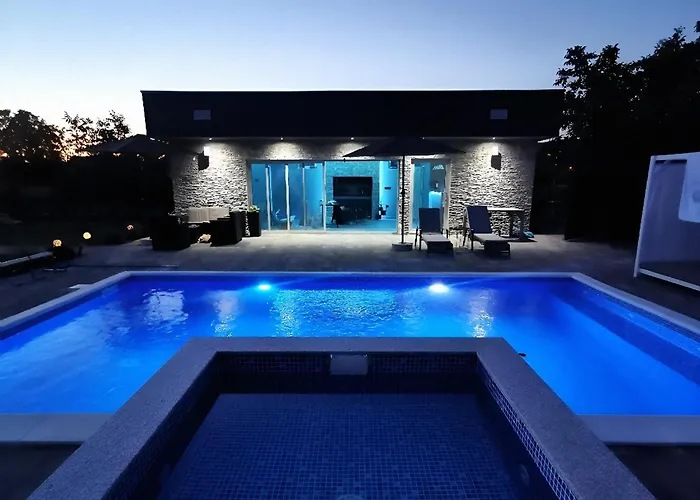 Luxia Private Estate Sauna & Pool X Jacuzzi With Fireplace Outdoor Lounge *