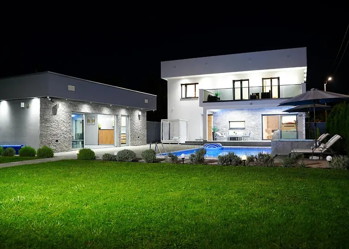 Luxia Private Estate Sauna & Pool X Jacuzzi With Fireplace Outdoor Lounge 别墅